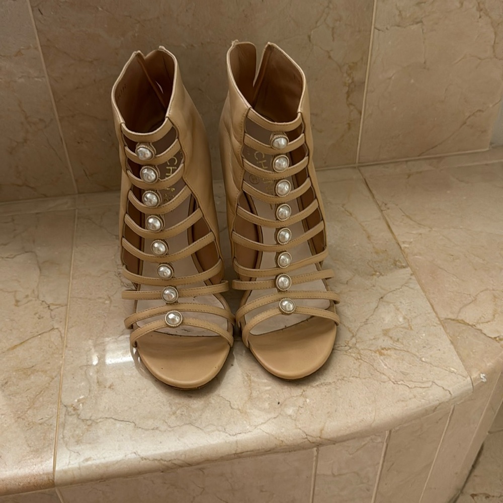 Chanel beige heels with pearls